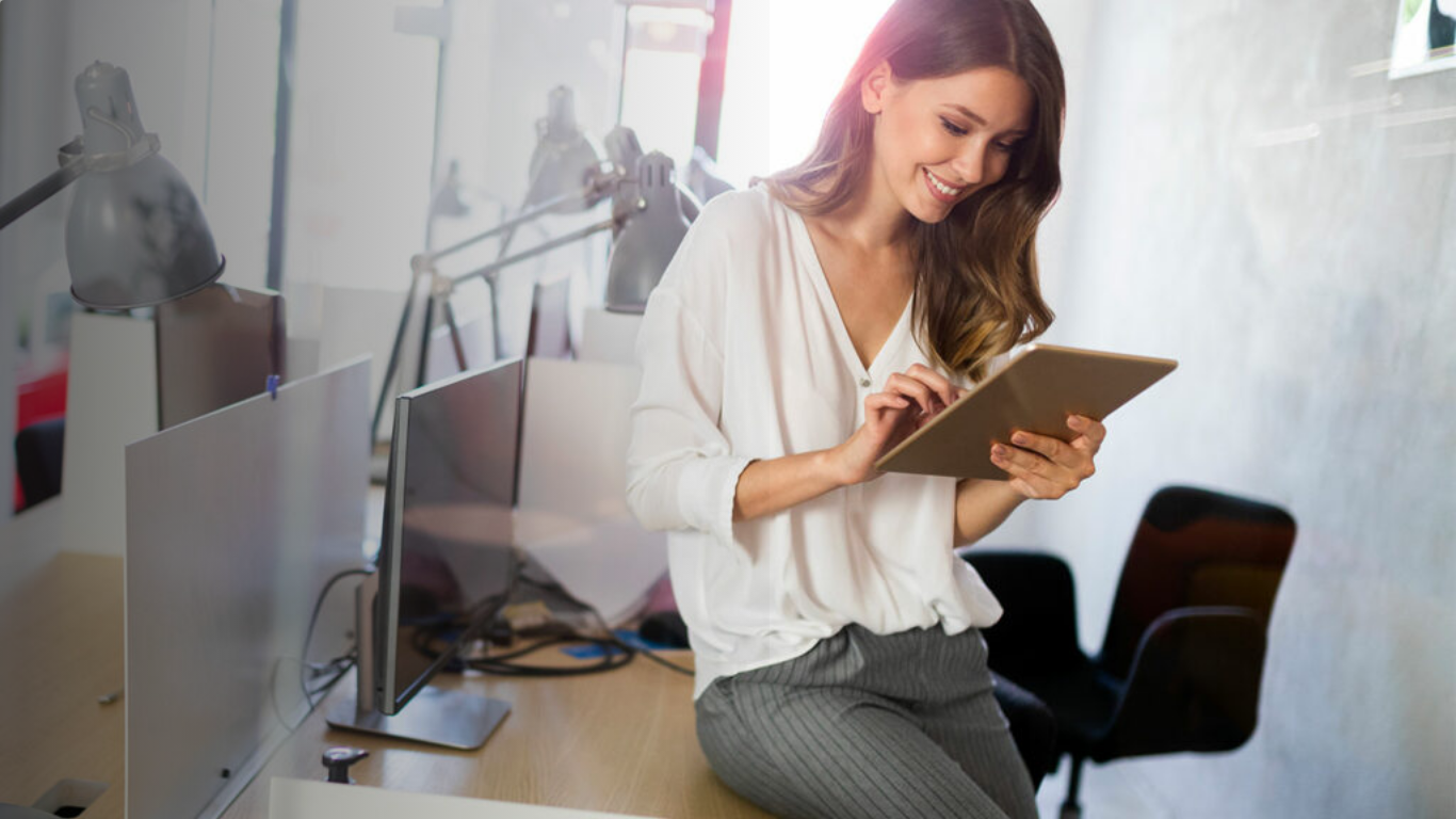 Femme qui écrit sur une tablette
