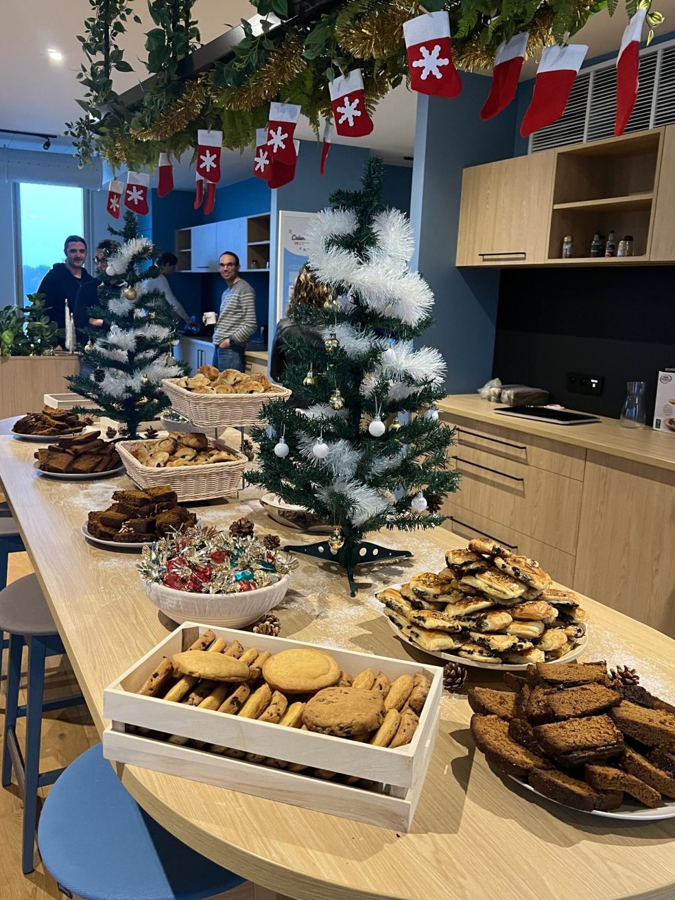 Petit déjeuner organisé pour les fêtes de fin d'année - guirlandes et sapin de noël (3)