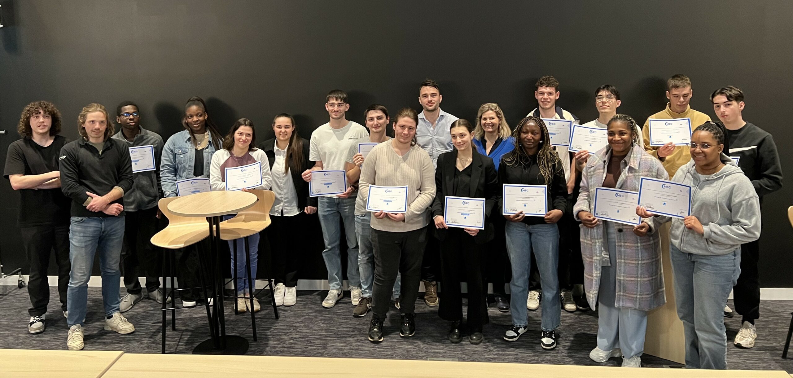 Photo d'élèves de la joliverie avec des diplomes