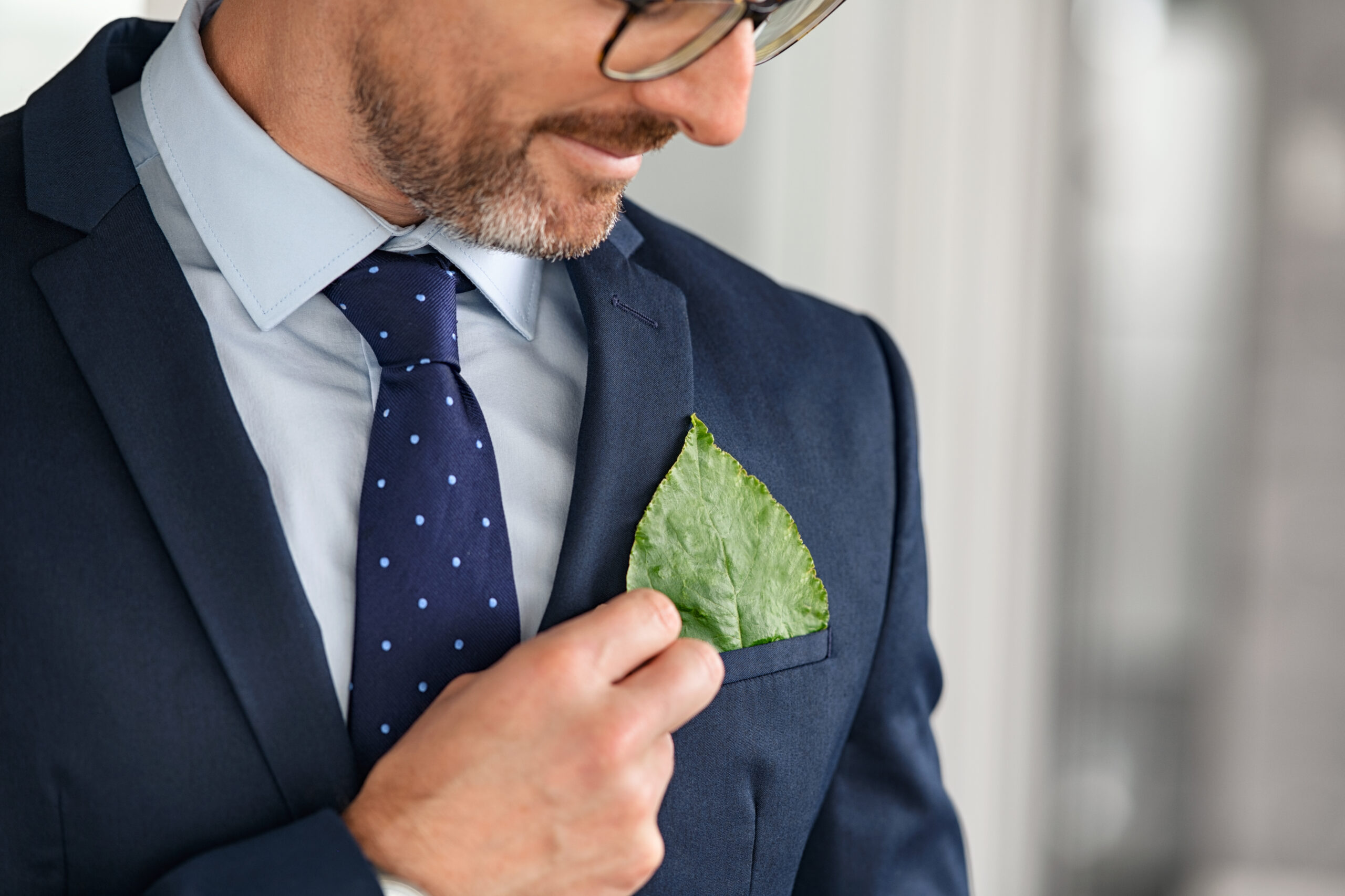 Homme avec une feuille dans la poche