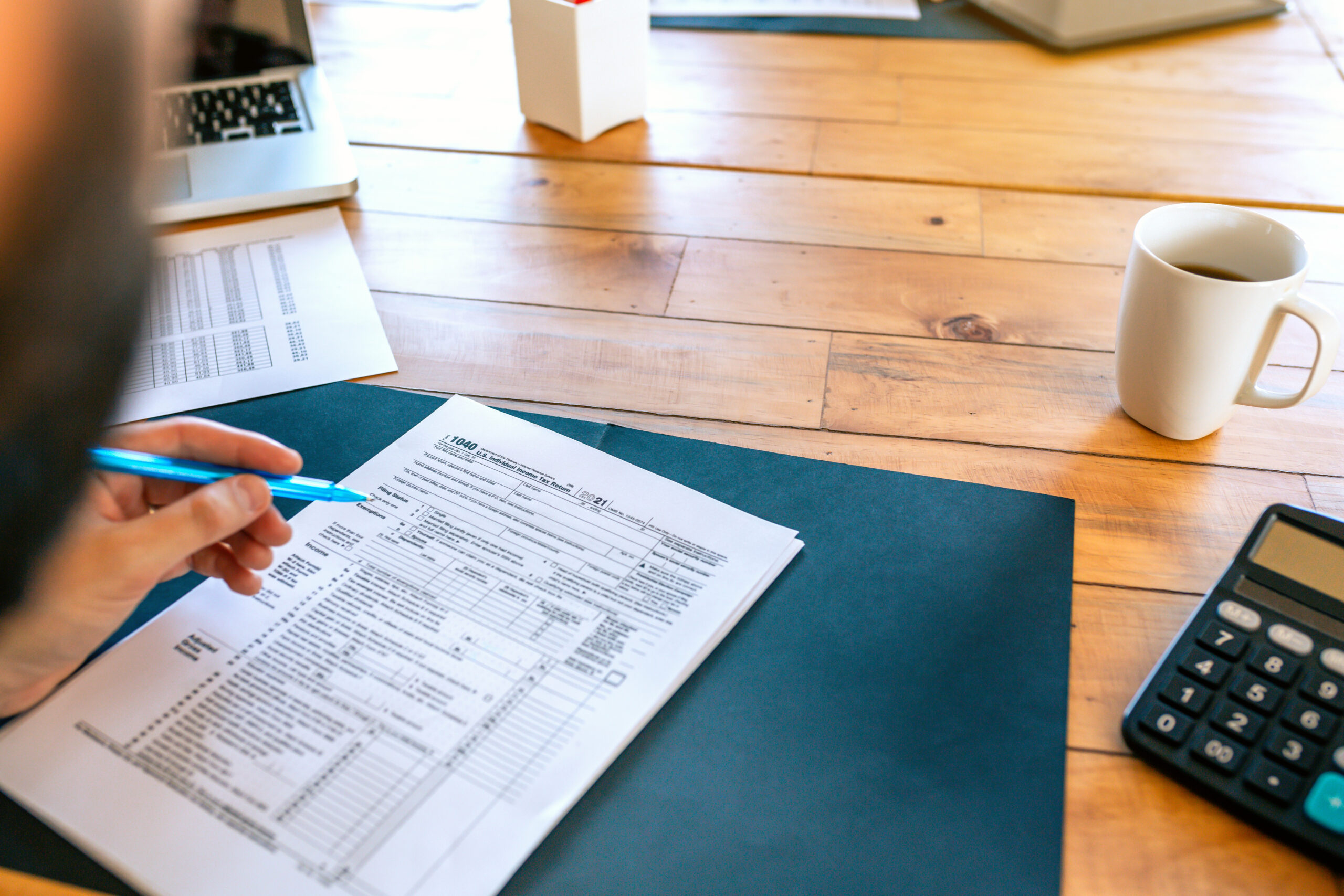Bureau, ordinateur et papiers pour la gestion fiscale des entreprises