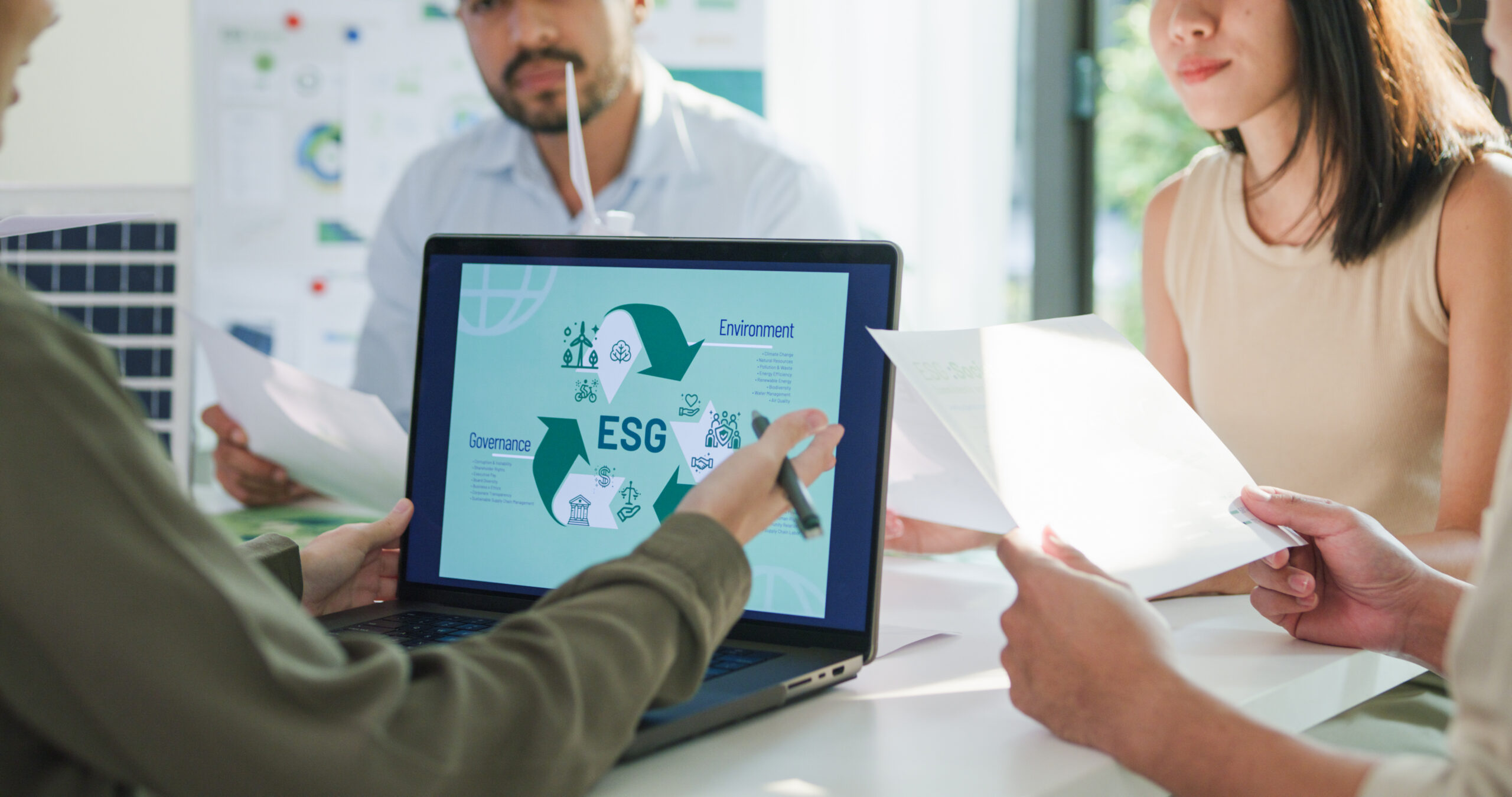 Mise en avant d'un bilan ESG avec 3 collaborateurs