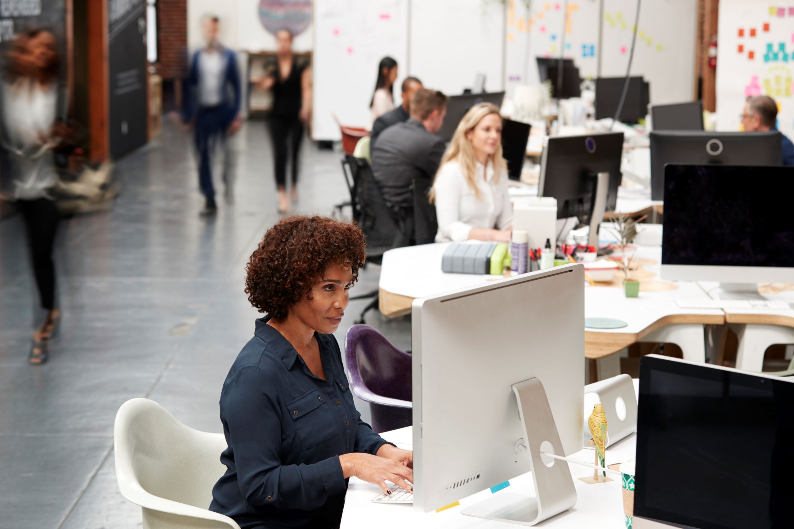 Personnes dans un bureau échangeant sur la digitalisation du cabinet