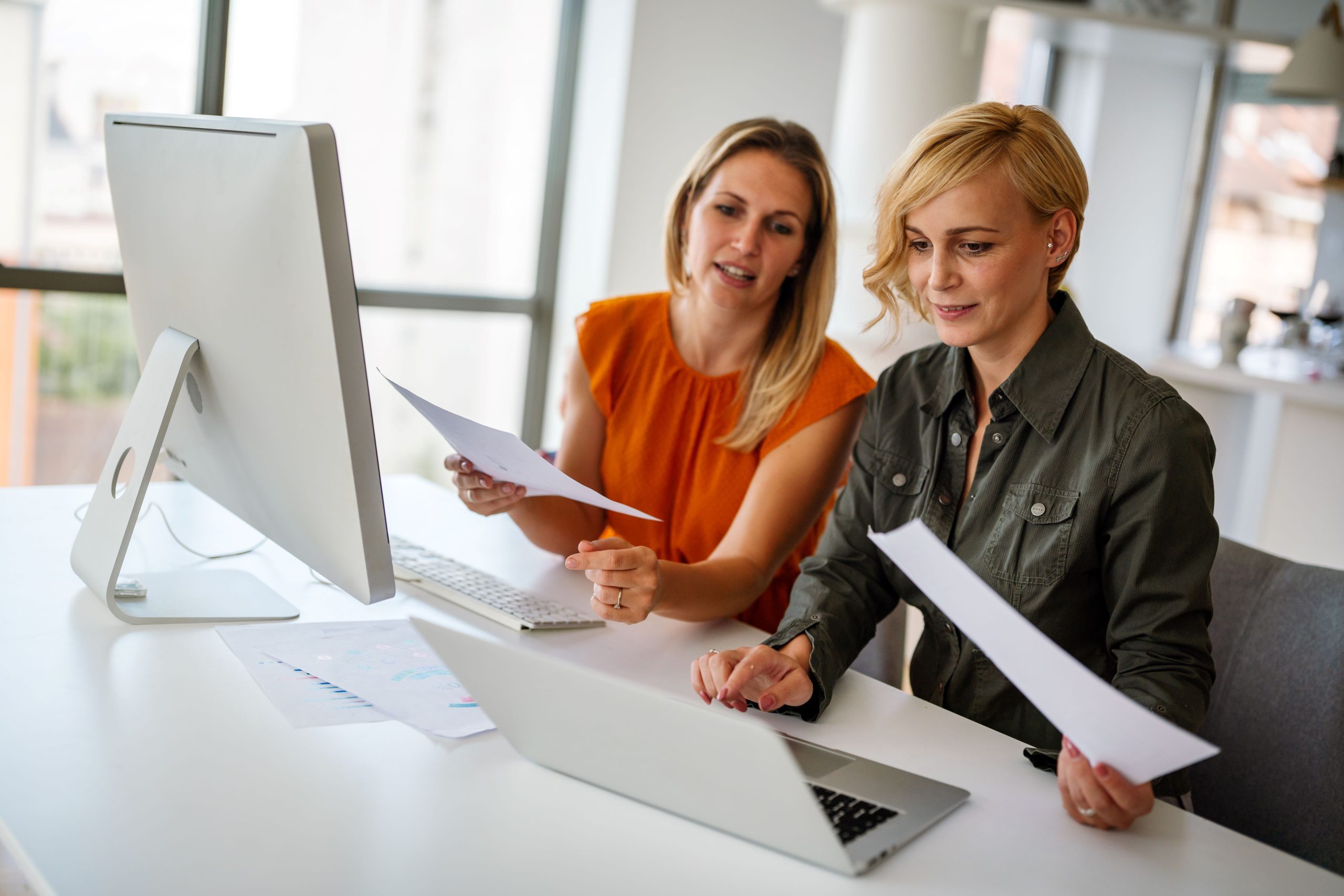 2 femmes travaillent -transformer l’organisation du cabinet