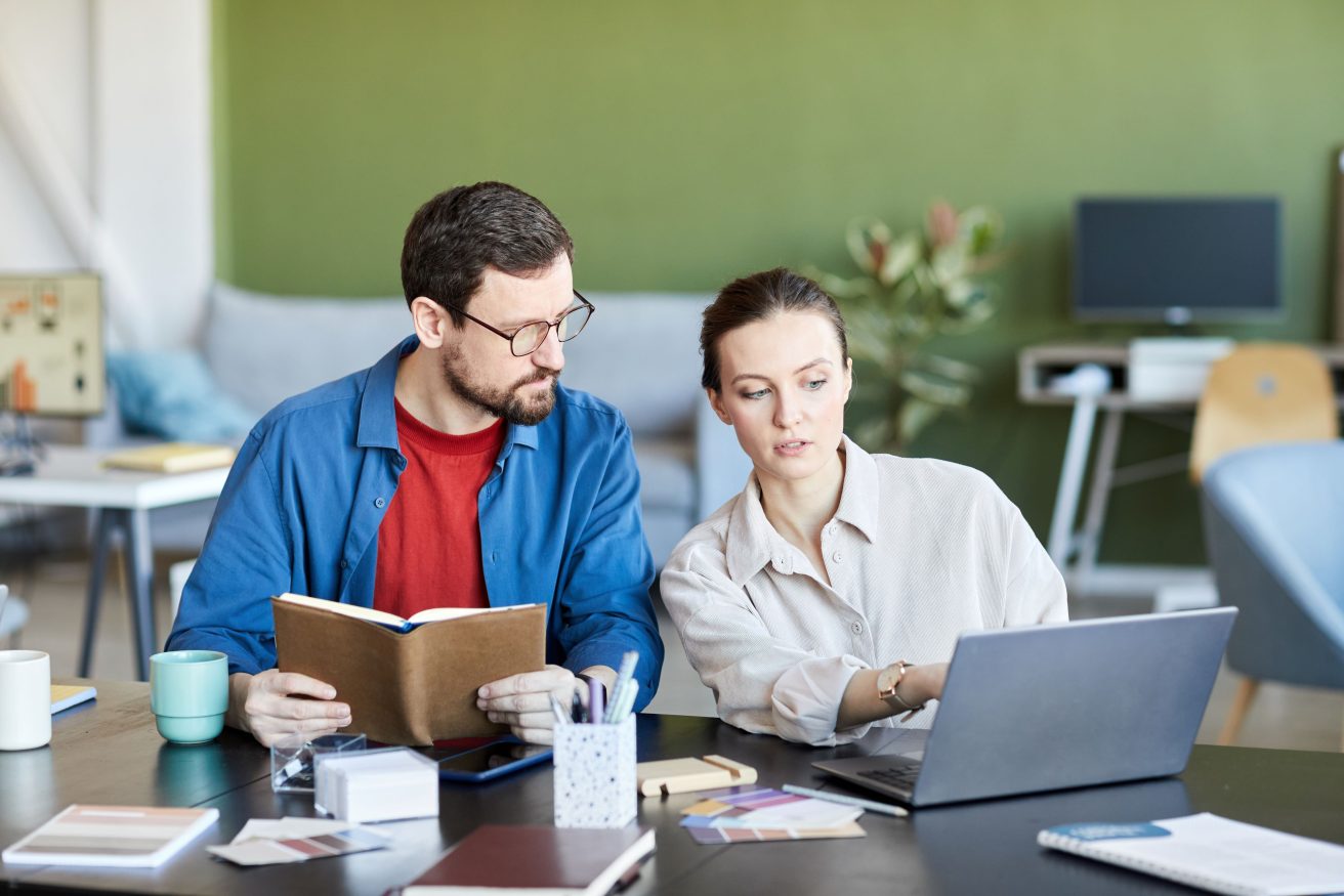 Deux personnes devant un ordinateur