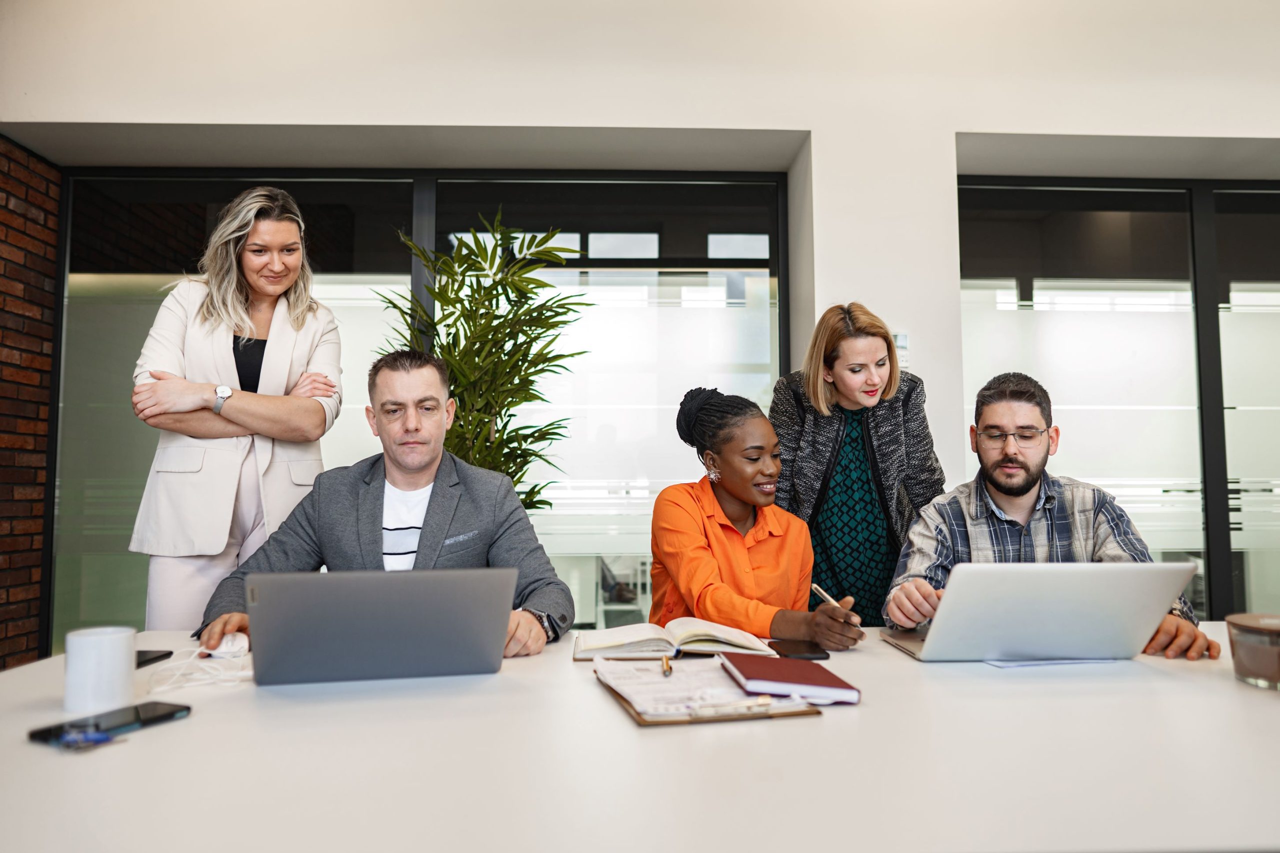 Un groupe de 5 personnes dans un cabinet en formation
