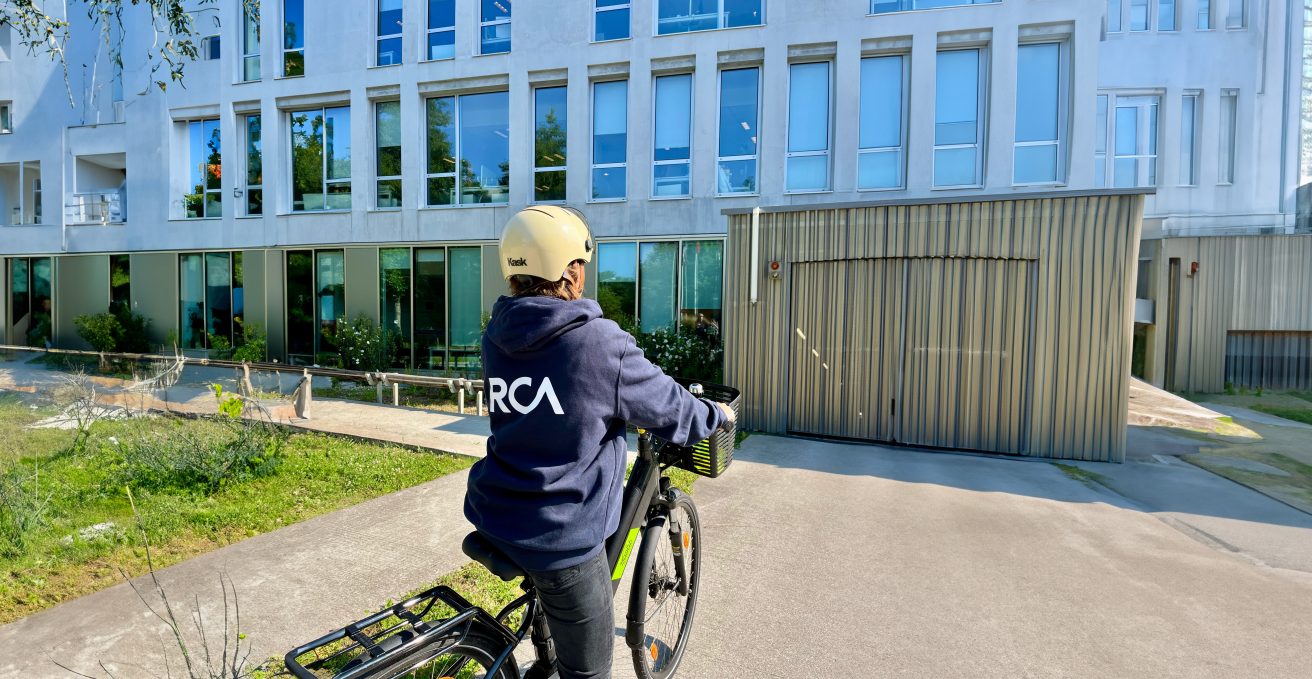 collaborateur RCA sur un vélo - mobilité douce