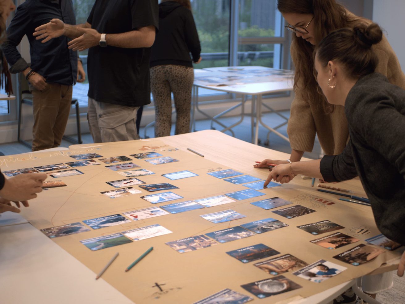 Des collaborateurs participent à l'animation de la fresque du climat pour une démarche sociétale engagee