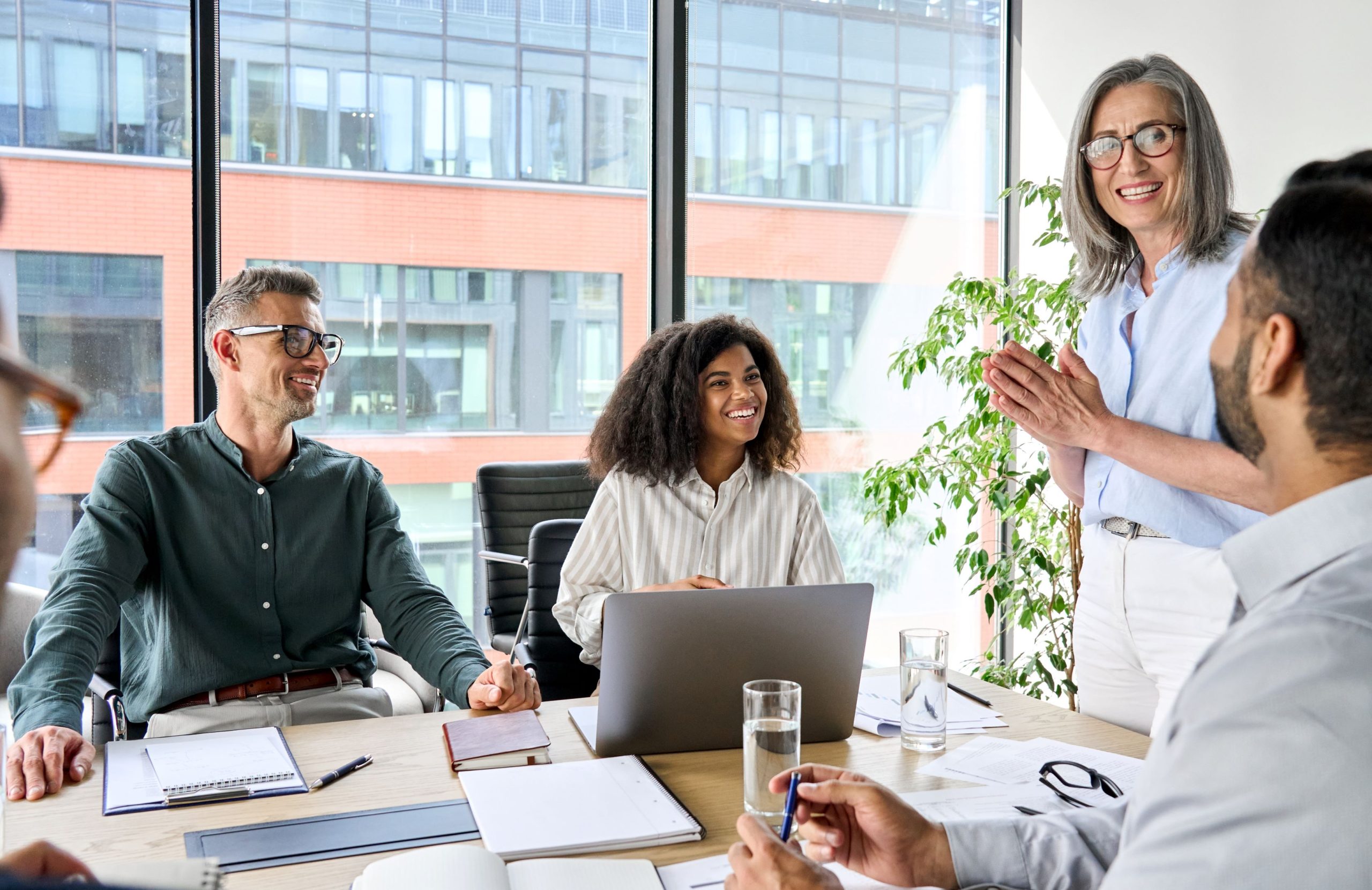 4 collaborateurs souriants dans un cabinet comptable