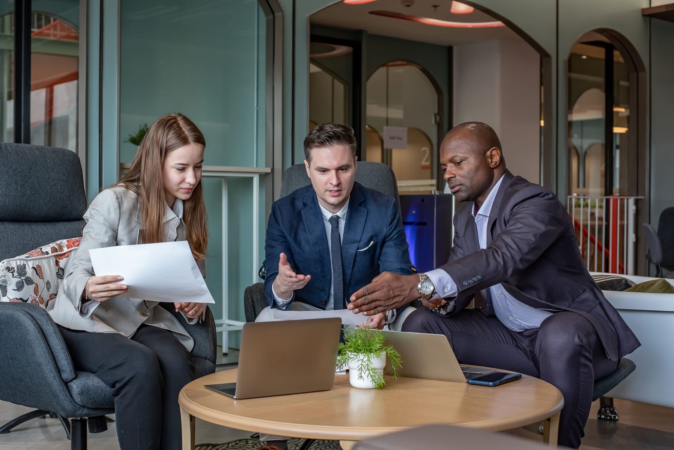 3 personnes discutent de choix de financement et d'investissement