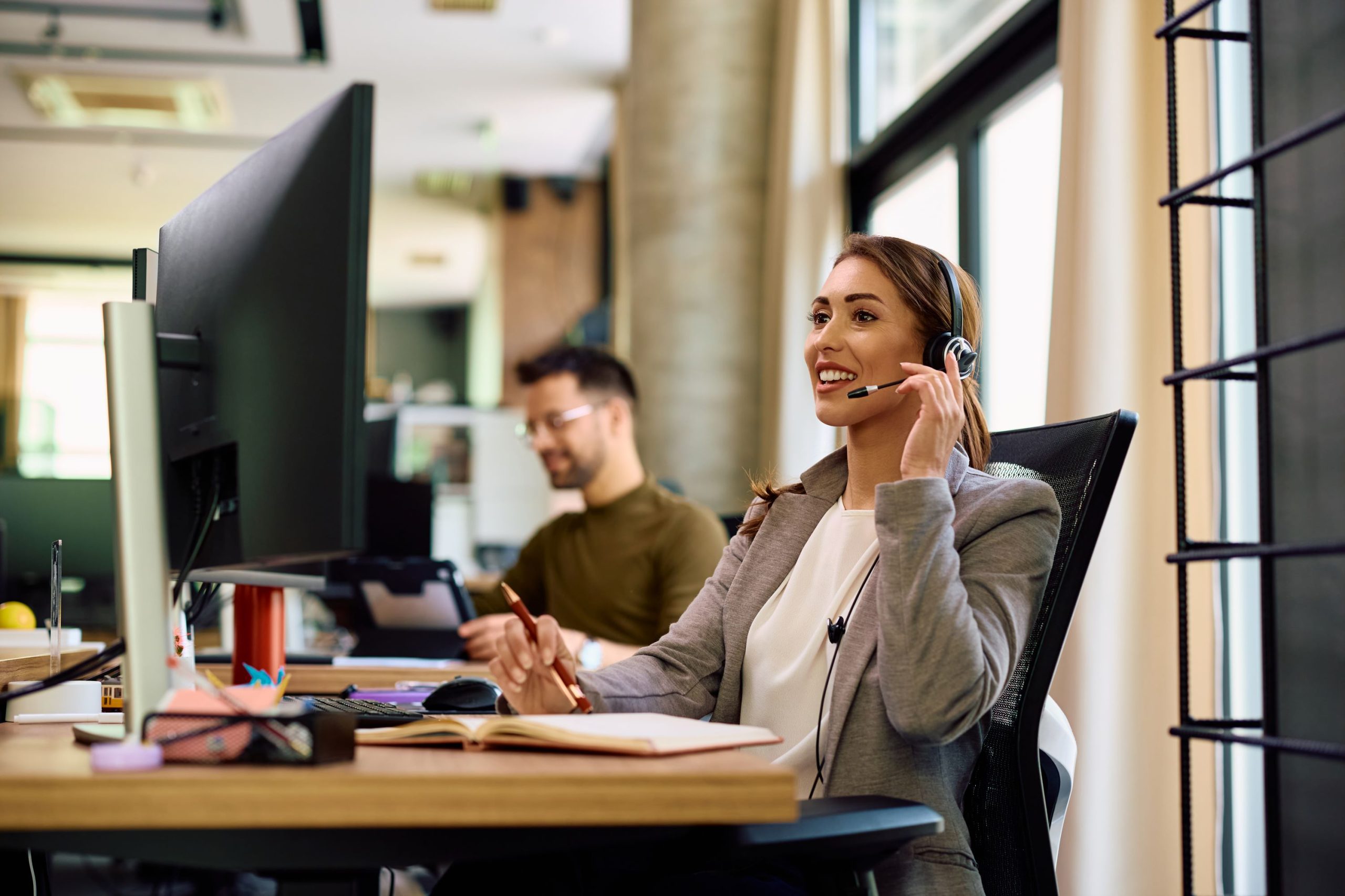 opératrice du service client qui répond à un client