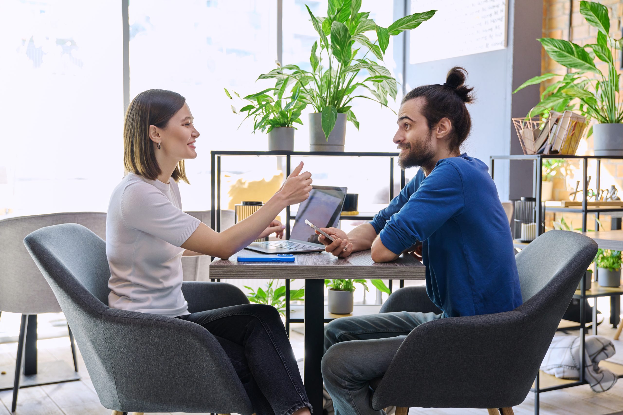2 personnes en train de discuter de programmes d'accompagnement