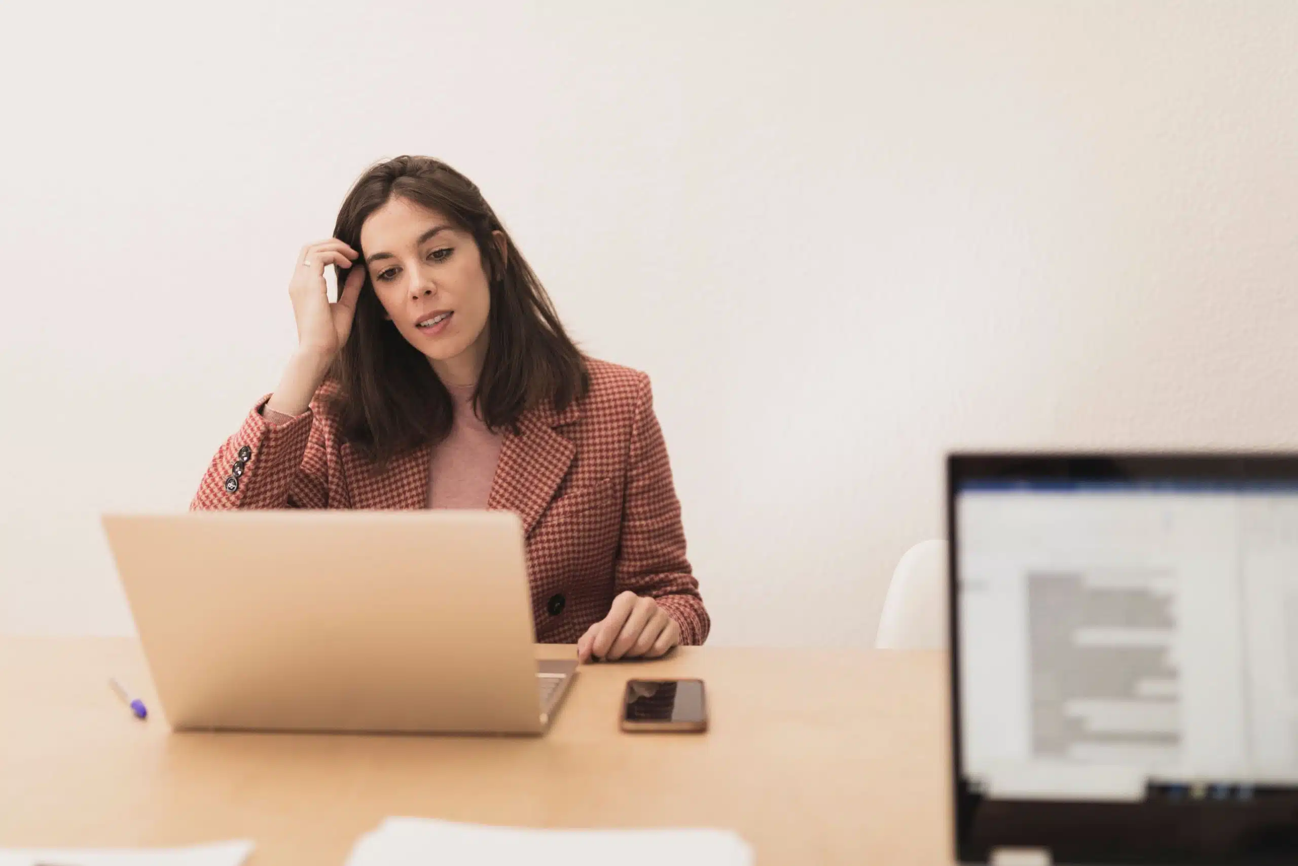 Une femme dans un bureau devant son ordinateur - Solution Compatible facture électronique