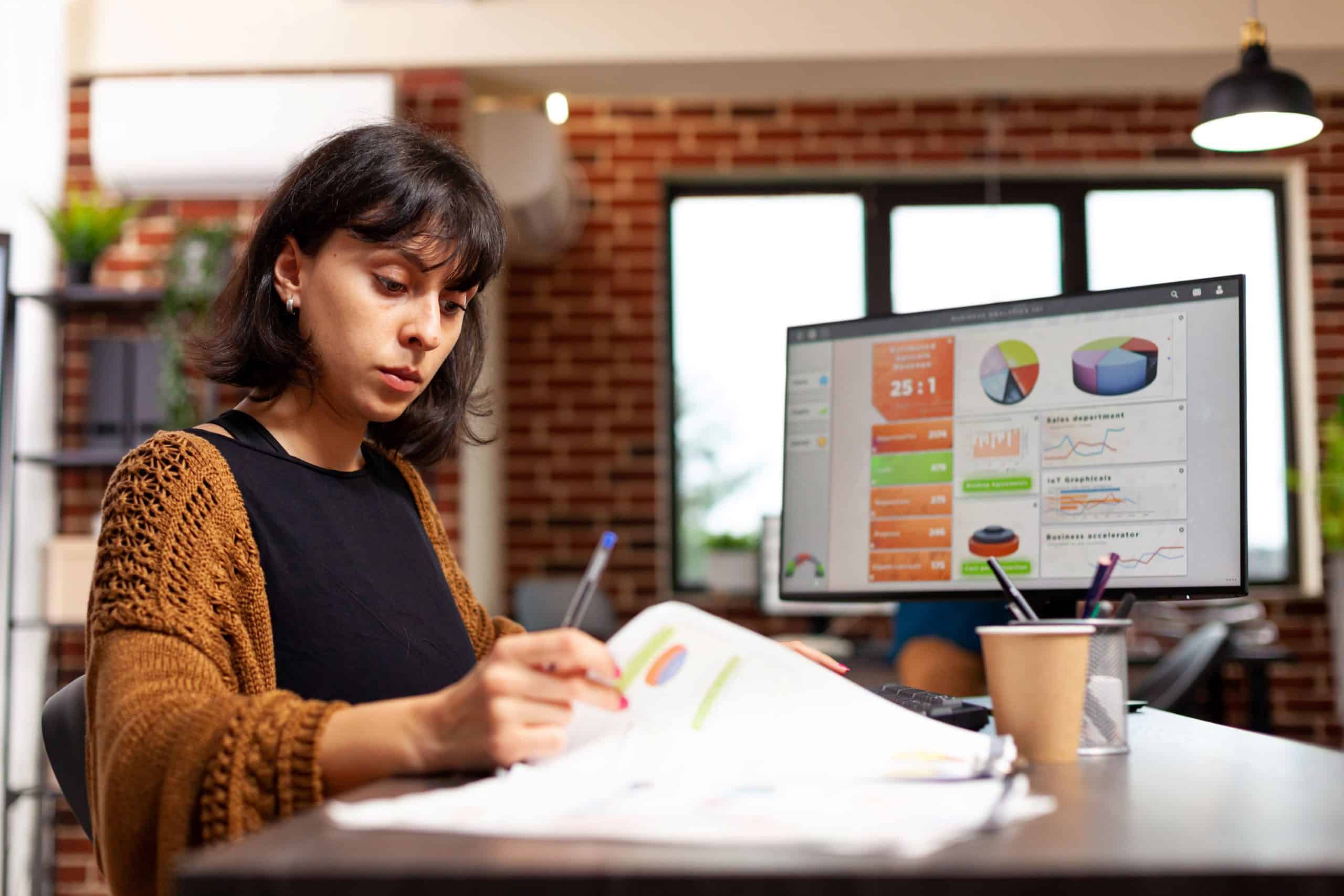 Une femme travaille sur la data dans un cabinet d'expertise comptable