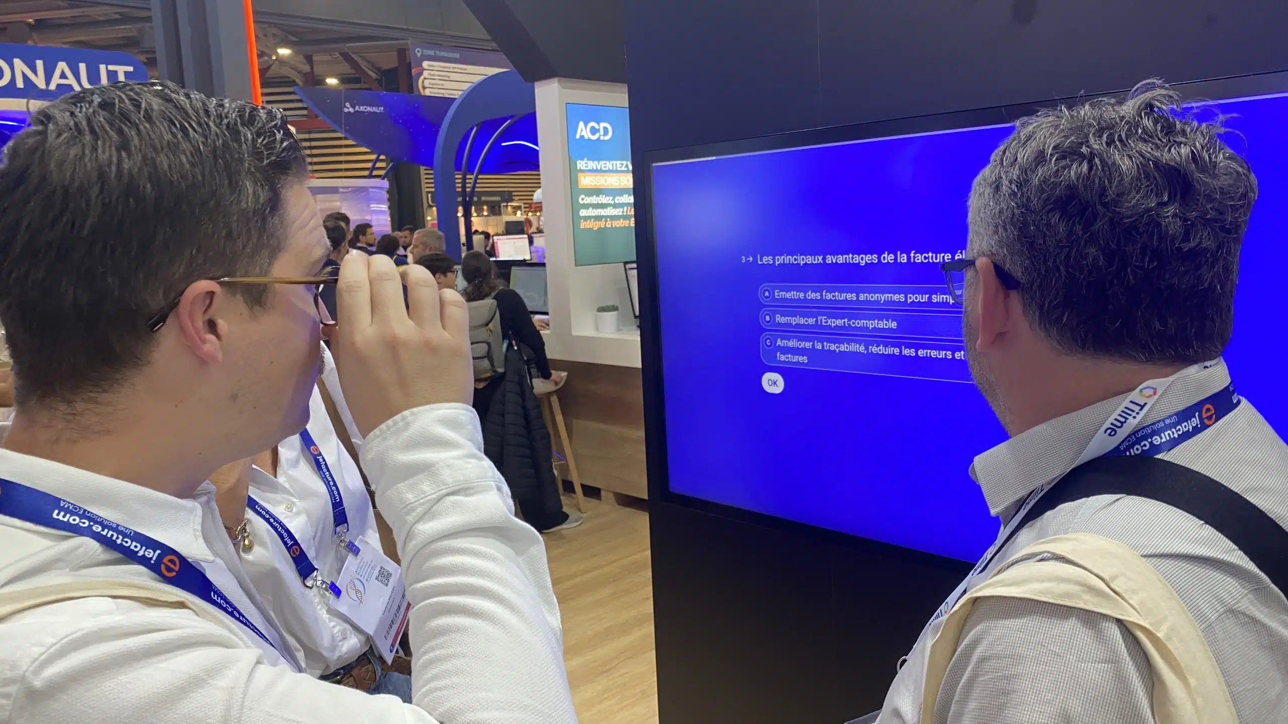 3 personnes en train de faire le quiz facture électronique