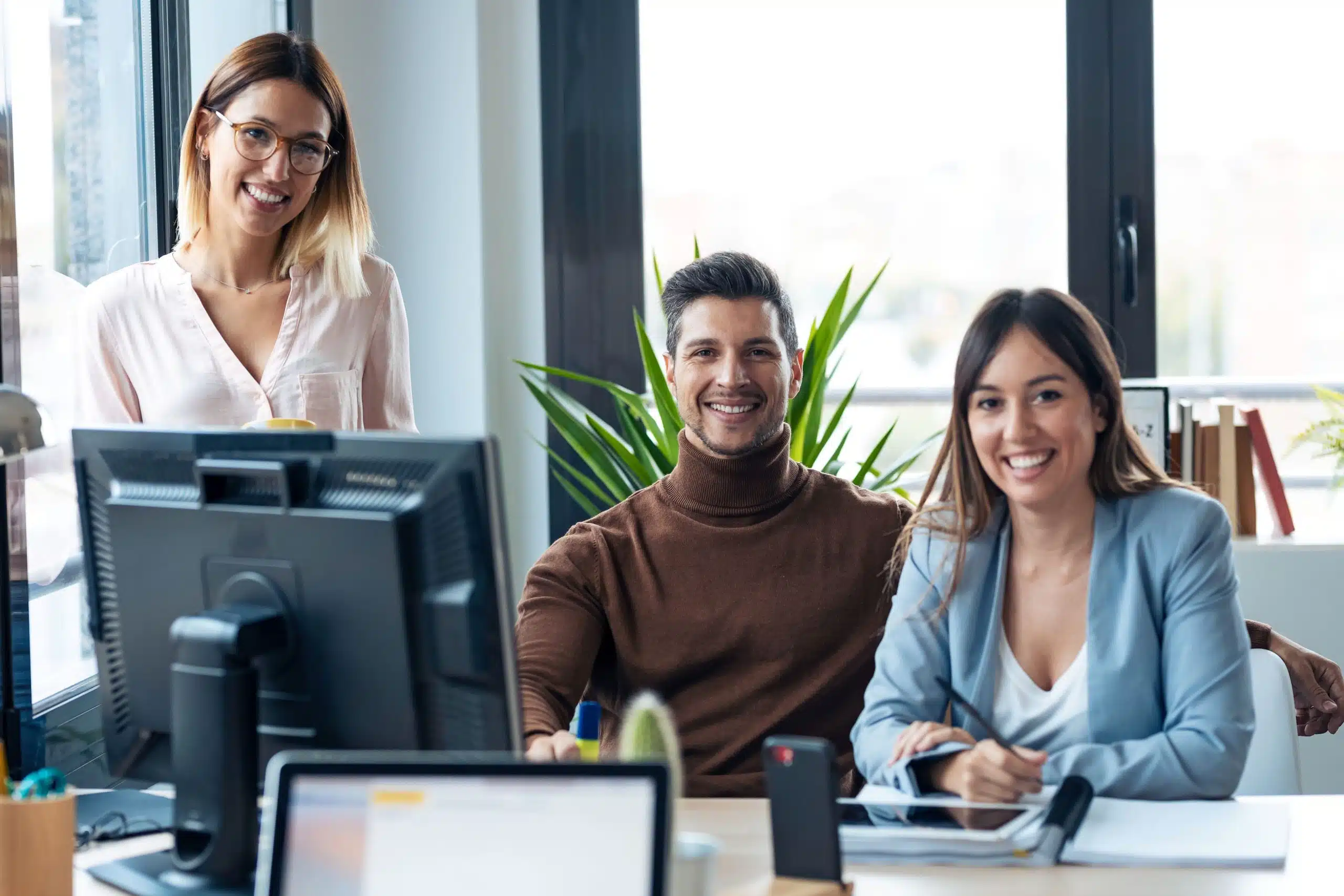 Photo de 3 personnes dans un environnement de travail - préparation facture électronique