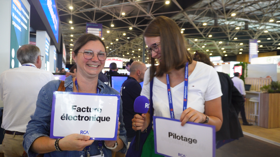 2 femmes souriantes montrent des panneaux avec écrit "Facture électronique" et "Pilotage"