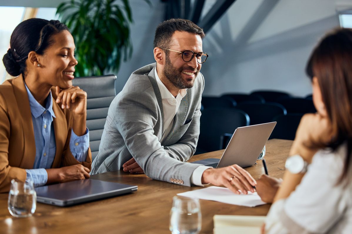 3 personnes discutent autour d'un bureau. L'expertise comptable, un métier en mutation