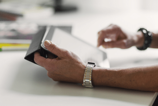 une personne télécharge le kit de communication facturation électronique de rca sur sa tablette