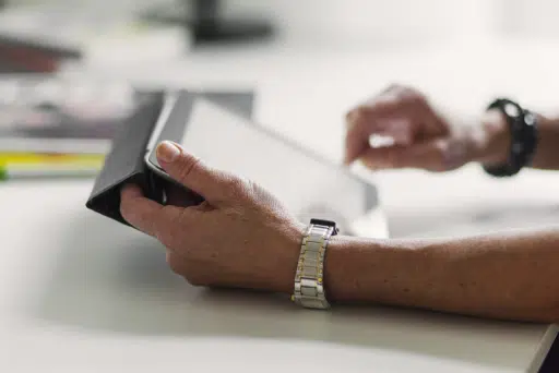 une personne télécharge le kit de communication facturation électronique de rca sur sa tablette