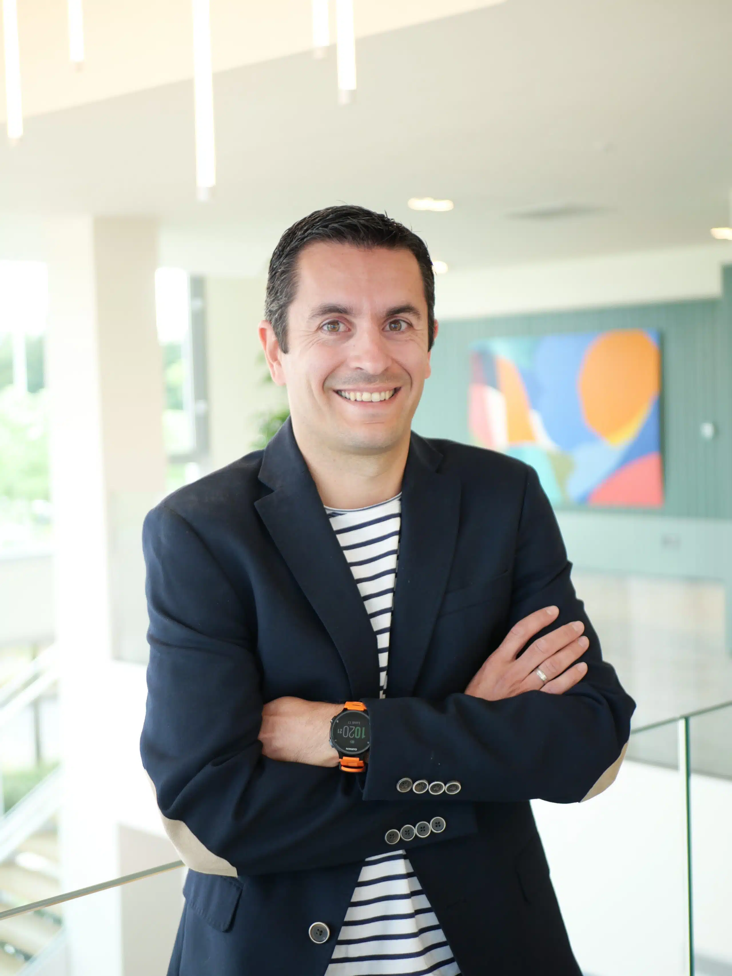 Photo portrait d'un homme qui croise les bras - responsable Customer Success Manager (CSM) RCA