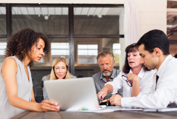 Réunion entre 5 collaborateurs