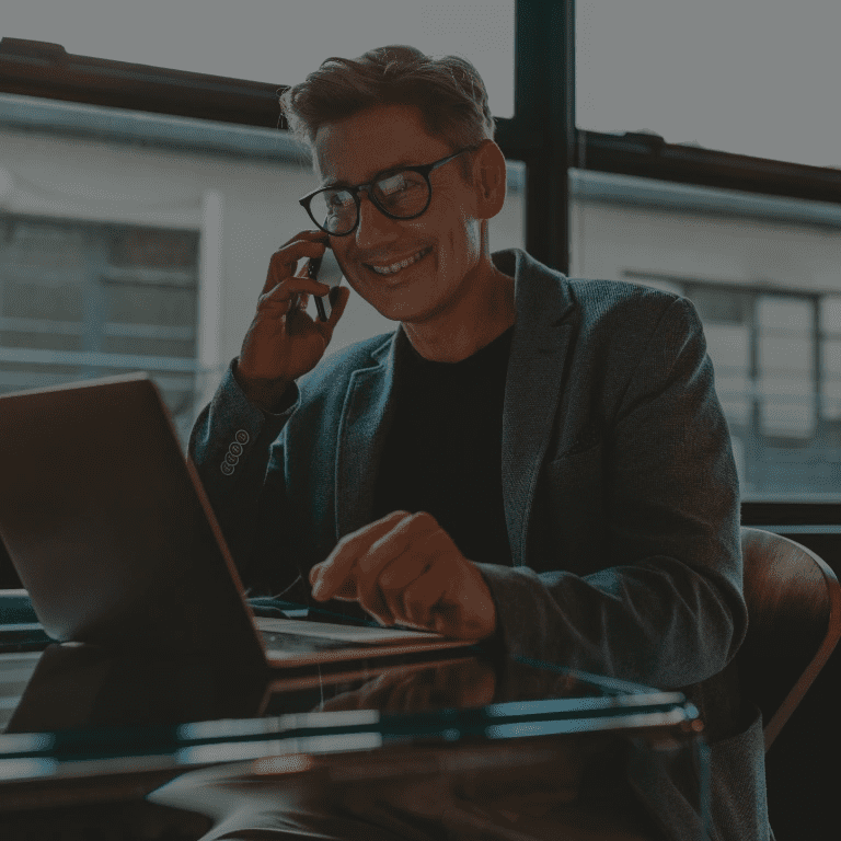 photo d'un monsieur souriant au téléphone