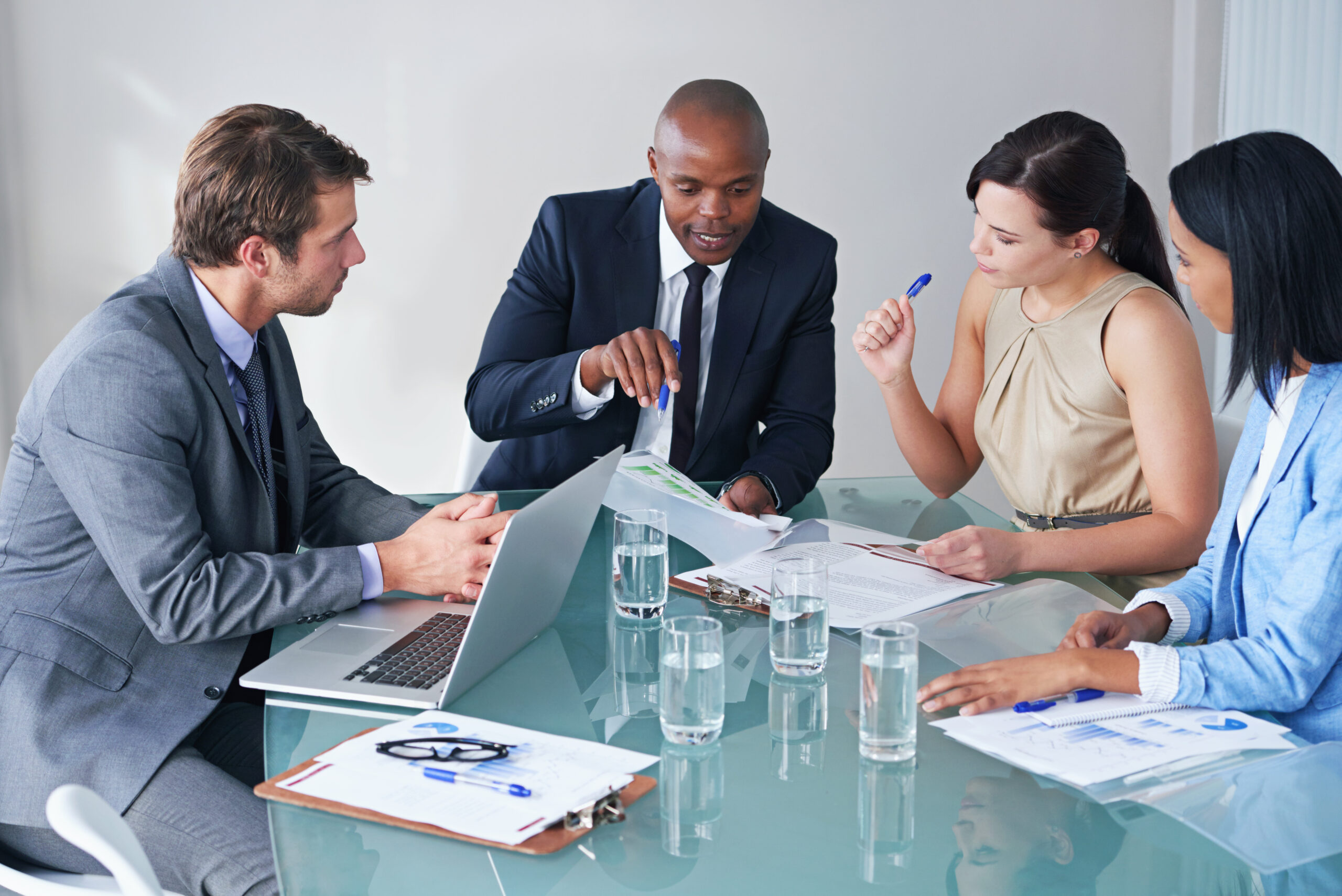 Personnes autour d'une table