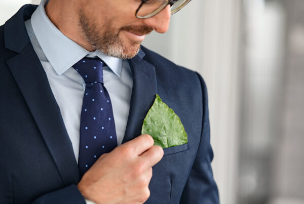 Homme avec une feuille dans la poche