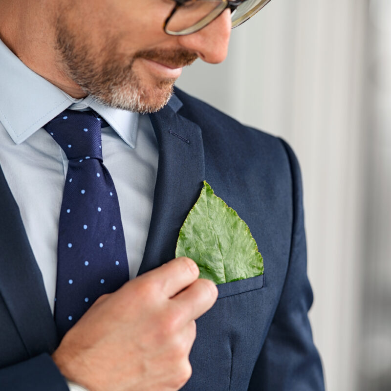 Homme avec une feuille dans la poche