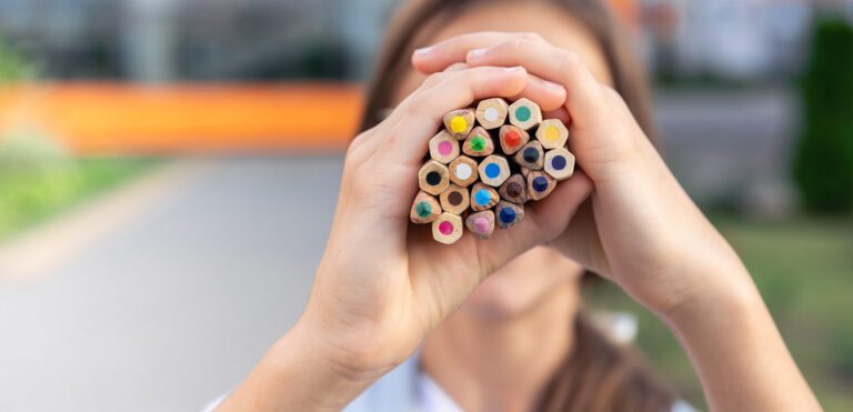 Femme tenant des crayons de couleurs pour personnaliser